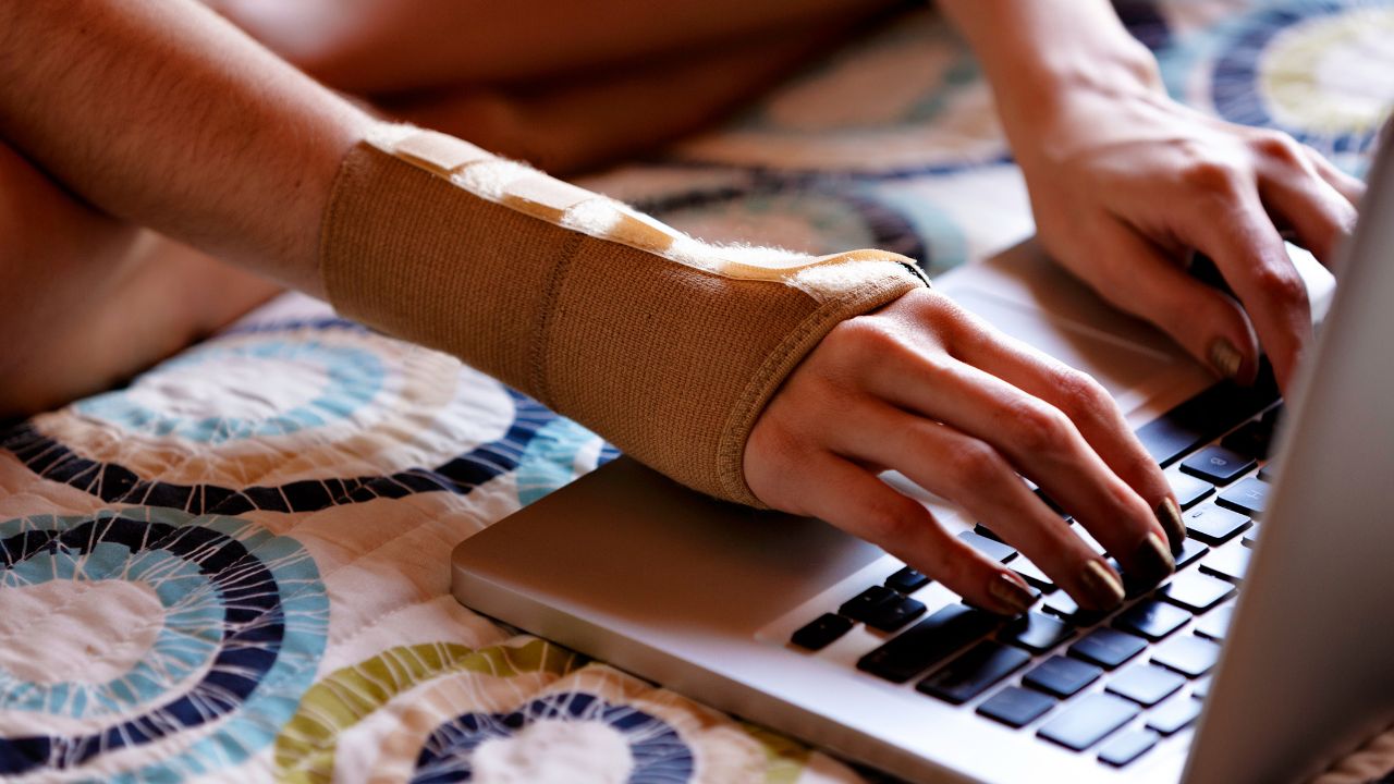a woman using wrist sprint to prevent Carpal Tunnel Syndrome